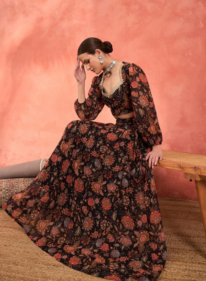 ساسافراس بلوزة قصيرة سوداء بنقوش زهور وياقة على شكل قلب مع تنورة أناركالي - Image 3